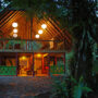 El Silencio Lodge am Abend. Luxusreise