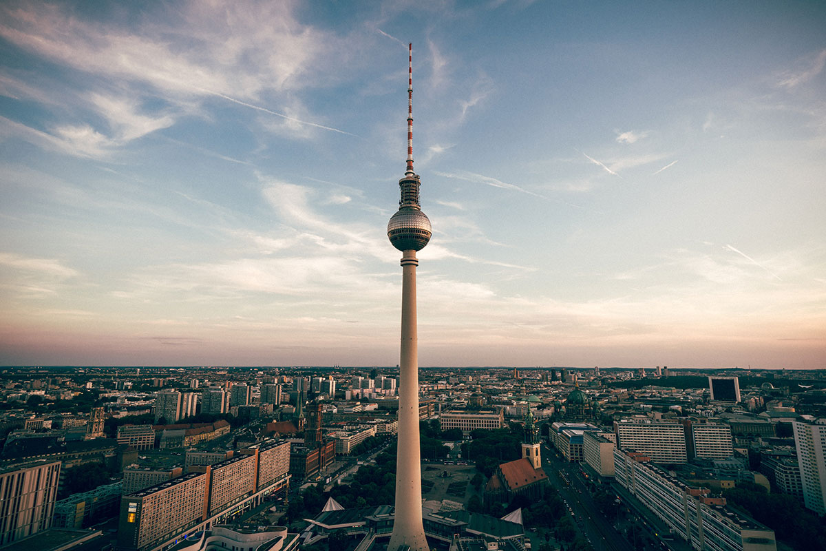 Blick auf den Alexanderturm in Berlin. Luxusreisen