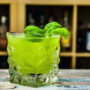 Das beliebte grüne Getränk aus Deutschland: der Gin Basil Smash. Luxusreisen