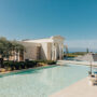 Klassische griechische Architektur trifft Moderne im Hotel Amanzoe. Luxusreisen