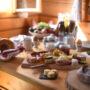 Brotzeit im Almdorf Seinerzeit. Luxureisen