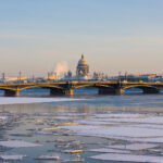 Luxusreisen Russland. St. Petersburg, Russland, St. Isaak-Kathedrale und Palastbrücke an der Newa im Winter.